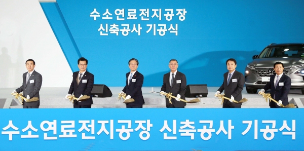 성윤모 산업통상자원부 장관이 지난해 12월 11일 충북 충주시 현대모비스 공장에서 열린 ‘현대모비스 연료전지 스택(수소차 엔진)공장 증축 기공식’에 참석해 정의선 현대자동차 부회장 및 내빈들과 기념시삽을 하고 있다. (사진-뉴시스)