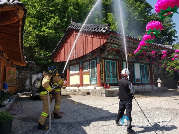 의령군 목조문화재 합동소방훈련     © 의령군 제공