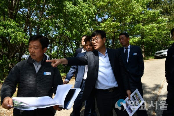 변광용 거제시장이 주민숙원사업에 대해 현장을 둘러보고 있다.     © 거제시 제공
