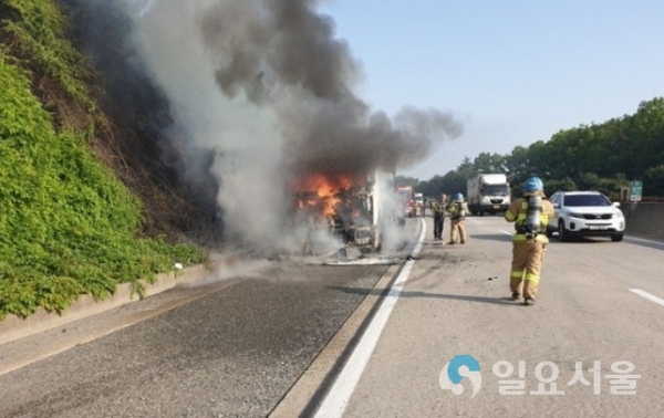 중부고속도로 창녕 부근 덤프트럭화재를 진화하고 있는 소방대원들