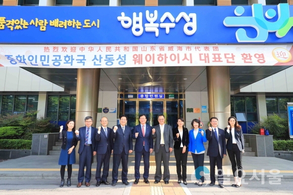 왼쪽에서 다섯 번째 김대권 수성구청장, 여섯 번째 쟈오광홍(赵广洪) 웨이하이시 대표단 단장. 사진=수성구청