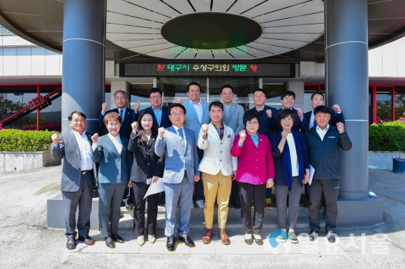 앞줄 왼쪽부터 다섯번째 김재현 위원장, 일곱 번째 황혜진 의원, 류지호 부위원장, 뒷줄 왼쪽부터 세 번째 백종훈 의원, 다섯 번째 김태우 의원, 김성년 의원. 사진제공=수성구의회