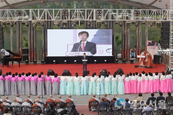 시민과 함게하는 남강연등 문화축제에서 조규일 진주시장이 인사말을 하고 있다.     © 진주시 제공