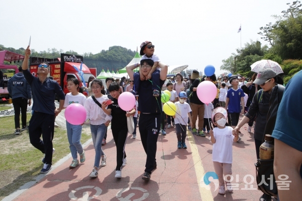 진주시 가족사랑 어린이 걷기대회     © 진주시 제공