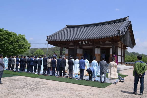 영천시 임란의병한천승첩기념사업회가 6일 한천전 승첩지내 백의사에서 427년전 임란의병 한천전 승리를 기념하고 고인들의 넋을 기리기 위한 추모행사를 거행했다.