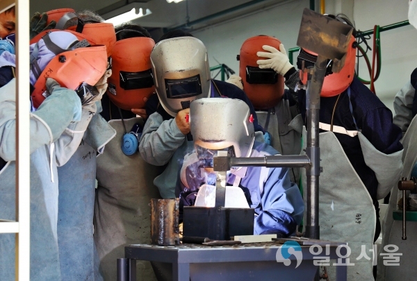 재취업 용접과정에 몰두하고 있는 진주폴리텍 학생들     © 한국폴리텍대학 진주캠퍼스 제공