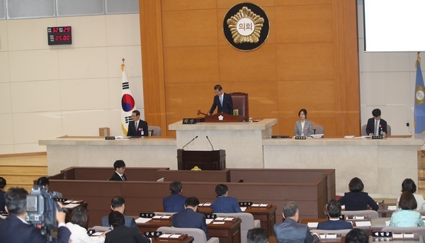 포항시의회(의장 서재원)가 7일 제1차 본회의를 개의하고 오는 16일까지 10일간의 의정활동에 돌입했다.