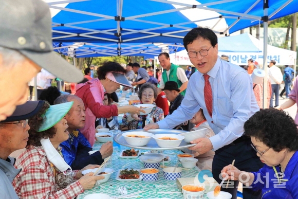 수성구 고산3동 새마을협의회·부녀회는 지난 4일 경로잔치를 열었다. 사진=수성구청
