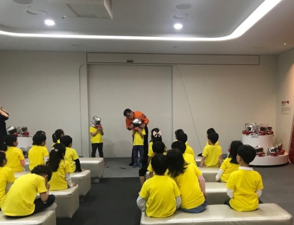 지난해 5월 보라매안전체험관에서 문창초등학교 1학년을 대상으로 진행된 화재대비요령 교육(방화복 착용) 모습