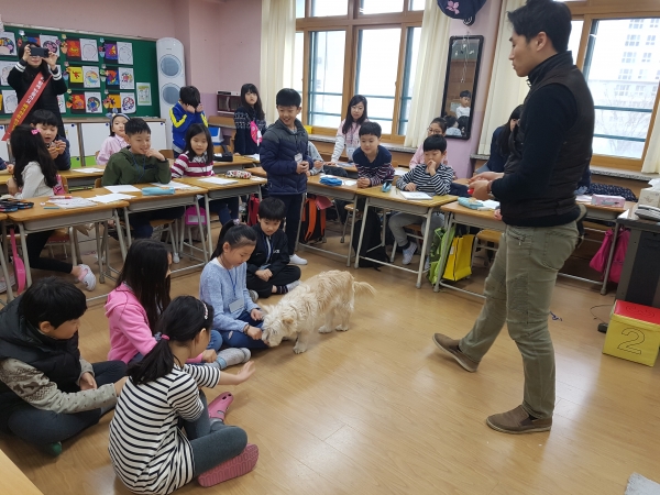 어린이 반려동물 문화교실서 아이들이 직접 먹이도 주고 훈련을 시키며 교육에 참여하고 있다.