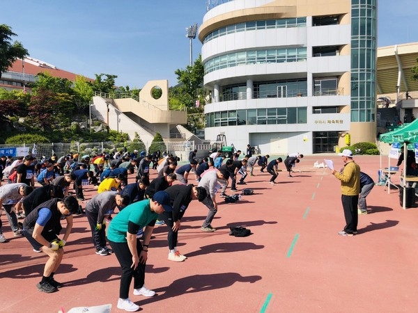 구미시가 8일 구미시민운동장 보조경기장에서 2019년 환경관리원 공개채용 체력검정을 실시하고 있다.