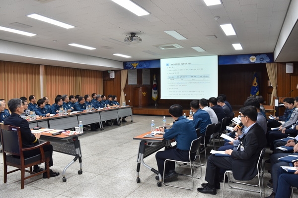 경주경찰서가  8일 경찰서 대회의실에서 ‘2019년 치안성과 향상 보고회’를 개최하고 있다.