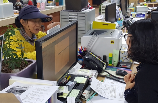 여성농업인 행복바우처 카드 발급 문의 중인 김옥자 씨(사진 좌측)= 장성군 제공