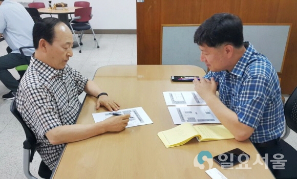 2018년도에 중장년(예비) 창업자가 1:1 개별 코칭 및 상담을 받고 있는 모습. 사진=계명문화대