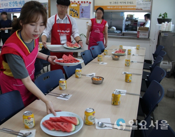 경북지방우정청 행복나눔봉사단은 어버이날 오전, 대구시 동구에 위치한 지역복지관을 찾아 ‘어버이날 맞이 행복나눔 무료급식 봉사활동’을 실시하였다. 사진=경북지방우정청