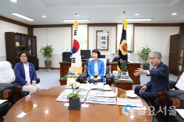 국가인권위원회 아동권리위원장인 정문자 상임위원이 10일 오후 김지수 경남도의회의장을 방문, 경남학생인권조례가 제정될 수 있도록 협조해달라고 요청했다.     © 경상남도교육청 제공