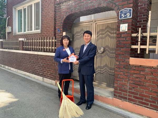 구미시가 깨끗한 거리 환경 조성을 위해 전국 최초로 추진 중인 ‘2019 청소 잘하는 집’ 416곳을 선정했다.
