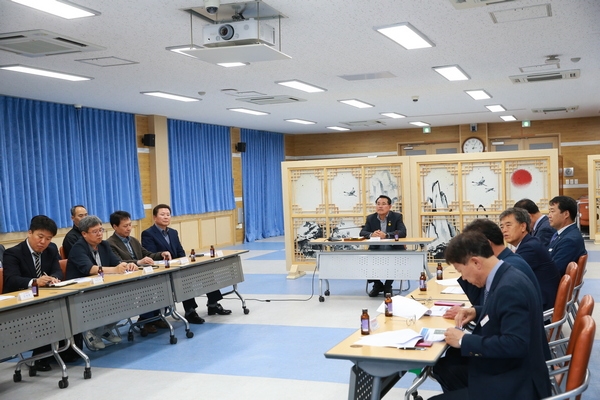 울진군이 13일 전찬걸 울진군수가 참석한 가운데 ‘울진 공공청사 조성을 위한 군관리계획 결정(변경) 및 실시설계’용역 착수보고회를 개최했다.