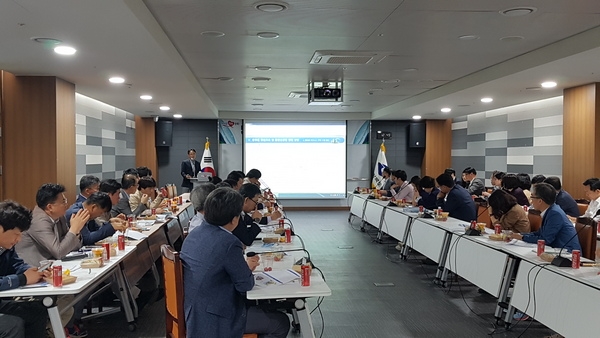 경북도가 13일 기획조정실 및 건설도시국 간부공무원과 직원들이 도청 회의실에서 대구․경북 통합신공항이전에 관련해 심도있는 소통과 토론으로 펼치고 있다.