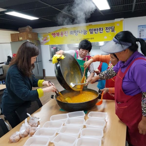 자월면 지역사회보장협의체 회원들이 지역 홀몸어르신들을 위해 정성을 담아 단호박죽을 만들고 있다