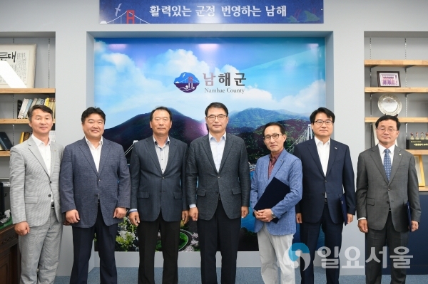 오른쪽부터 송홍주 남해신용협동조합장, 강명조 경남은행남해지점장,김진일 남해시장상인회장 © 남해군 제공