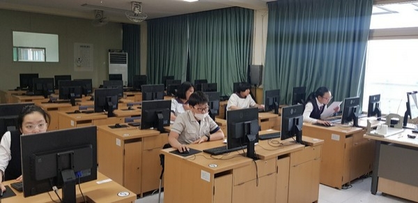 경주교육지원청이 지난 13일과 14일 양일간에 거쳐 신라중학교와 경주특수교육지원센터에서 특수학교(급)학생 및 교사가 참가한 가운데“2019 경주 특수학교(급) 정보경진대회”를 개최했다.
