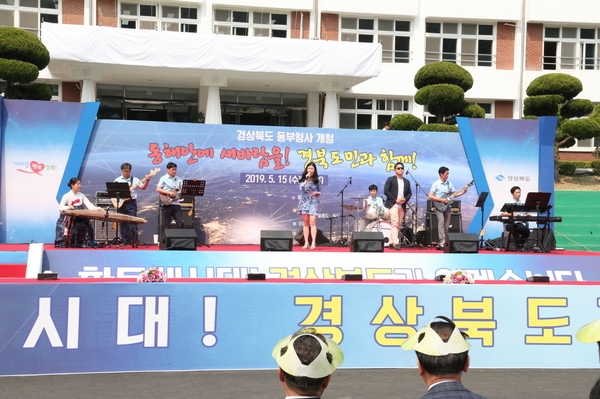 경주세계문화엑스포 사업운영부 김지예씨, 행사부에 근무했던 김진우씨가 경북도의 환동해시대를 여는 개청식에서 남다른 재능을 발산해 뜨거운 갈채를 받았다.