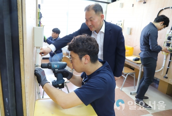 실습중인 진주폴리텍 스마트전기과 교육생 김봉호씨(좌)와 이창우 학과장(우)   © 한국폴리텍대학 진주캠퍼스 제공
