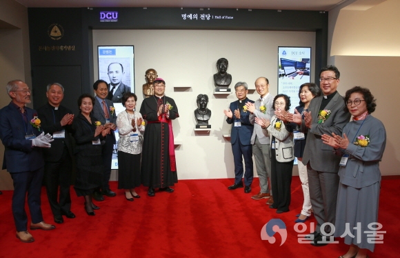 대구가톨릭대는 14일 역사‧박물관 2층 명예의 전당에서 고액 기부자들의 흉상을 제막하는 기념행사를 가졌다. 천주교 대구대교구 장신호 보좌주교, 김정우 대구가톨릭대 총장, 주요 참석자들이 흉상 제막을 축하하고 있다. 사진=대구가톨릭대