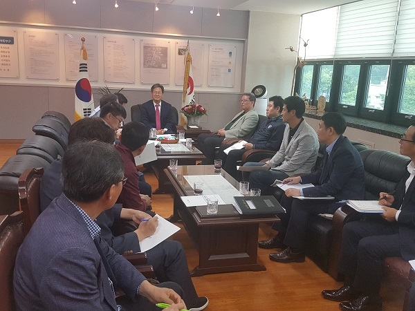 영양군이 지난 15일 남북하나재단(이사장 고경빈)의 방문과 맞춰 북한이탈주민 영농정착촌 조성을 위한 업무협의 및 세미나를 개최하고 있다.