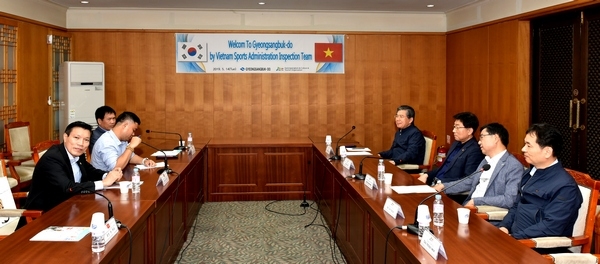 경북문화관광공사가 베트남 문화체육관광부 체육행정국 전지훈련 점검단(단장 트랜 덕 퐌 차관보)이 지난 사흘간 경북도 스포츠 시설 점검 결과 등에 대해 논의를 하고 있다.