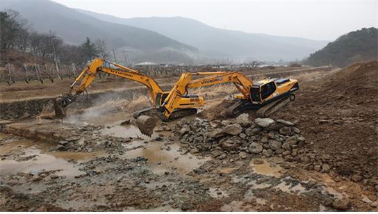 경산시가 우수기를 앞두고 주요 건설 현장의 안전사고 등 재난위험요인을 사전에 예방하기 위해 감찰에 나선다.