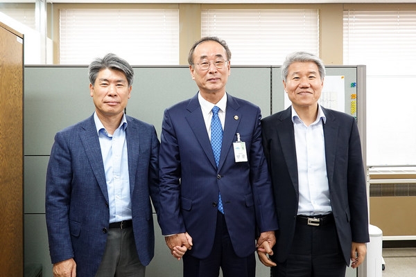 왼쪽부터 윤종원 경제수석, 장세용 구미시장, 김수현 정책실장.