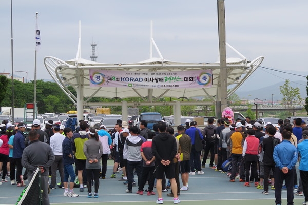 한국원자력환경공단(이사장 차성수)이 지난 19일 경주 강변 테니스장에서  경주지역 29개 클럽 600여 테니스 동호인 참가한 제8회 KORAD 이사장배 테니스 대회를 개최했다.