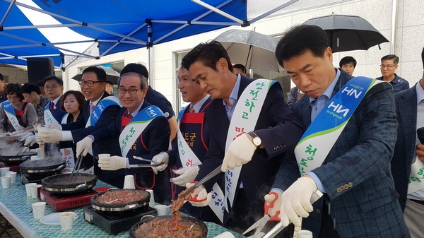 청도군(군수 이승율)이 2019년 청도소싸움축제기간 중 청도청정 한우 및 한돈 시식행사을 가지고 있다.