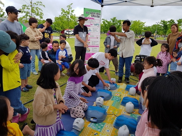 구미시설공단(이사장 권순서)이 안전하고 건전한 캠핑문화 조성을 위해 한국관광공사와 공동으로 구미캠핑장에서 지난 18일 ′2019 찾아가는 캠핑아카데미 캠페인′을 실시하고 있다