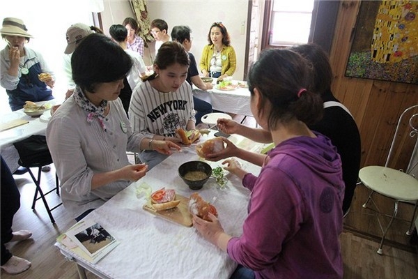 서울시 주부들이 21일 울진콩투어 체험관광 프로그램에 참가해 울진의 맛과 멋 체험하고 있다.