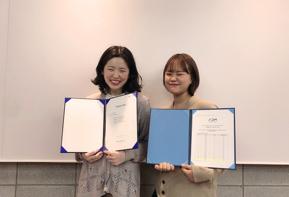 GTQ 그래픽기술자격증을 들고 있는 임주영 학생(왼쪽)과 KDM 우수디자이너로 활동중인 최윤희 학생