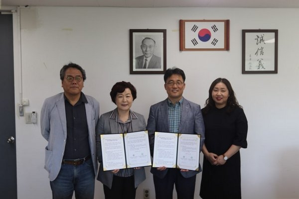권혜경 경주교육지원청장(왼쪽 두번째)이 22일 건국대학교 문과대학 사학과와 자유학기(진로체험) 운영 업무 협약식을 체결하고 기념사진을 찍고 있다.