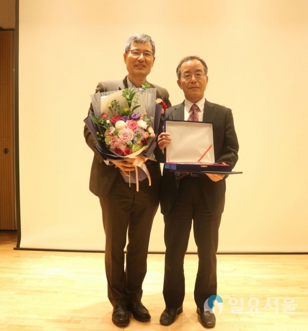 한국경영교육학회 박성환 회장(한밭대 교수, 왼쪽)과 경남대 권영도 경영학부 교수(오른쪽)가 수상기념 촬영을 하고 있다. @ 경남대학교 제공