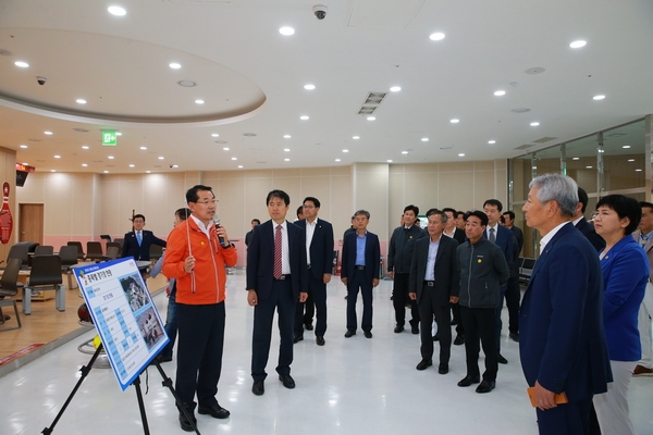 전찬걸 울진군수가 지난 21일 9명으로 구성된 ‘2021년 경북도민체전 개최지 선정 현장실사단’에게 도민체전 개최의 당위성을 설명하고 있다.