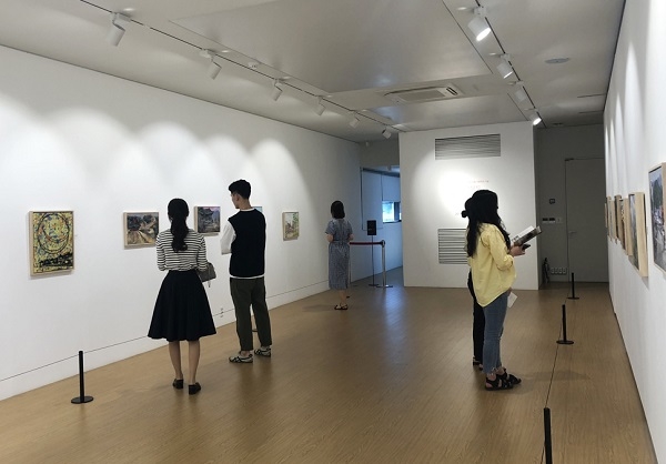 솔거미술관 특별초대전 ‘경상북도 독립운동 유적지 그림전’ 작품을 감상하고 있는 관람객들.