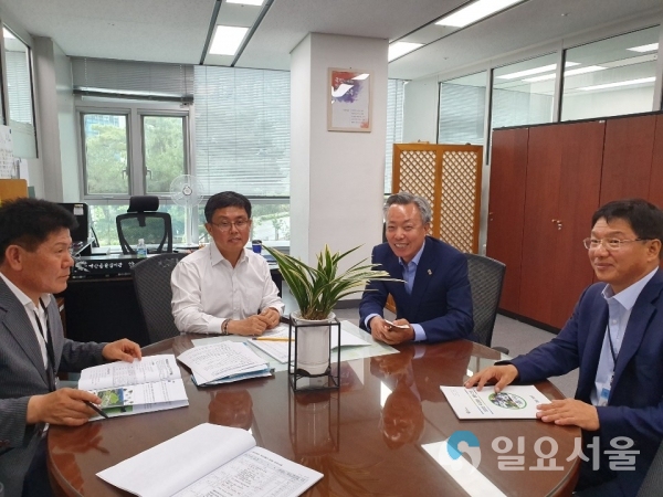 국고예산 건의(왼쪽 두번째 안도걸 예산총괄심의관, 세번째 윤상기 하동군수)     © 하동군 제공