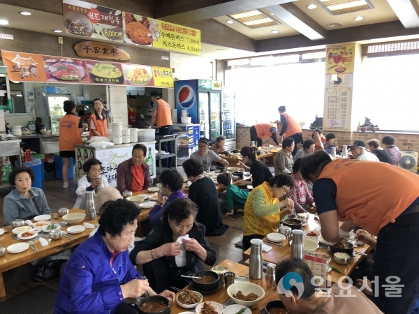 진주 서경로타리클럽 저소득층에 감자탕을 제공하는 '사랑의 한끼 나눔' 행사     © 진주시 제공