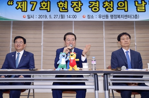 이용섭 광주광역시장이 27일 오후 북구 우산동 행정복지센터 열린 ‘제7회 현장 경청의 날’ 행사에서 지역 주민들의 민원을 청취하고 있다.(사진제공=광주광역시)