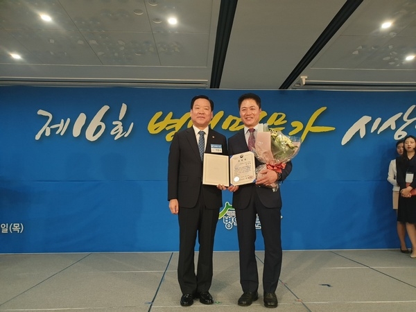 윤병길의장(오른쪽)이 병역명문가상을 수상하고 병무청장과 기념사진을 찍고 있다.