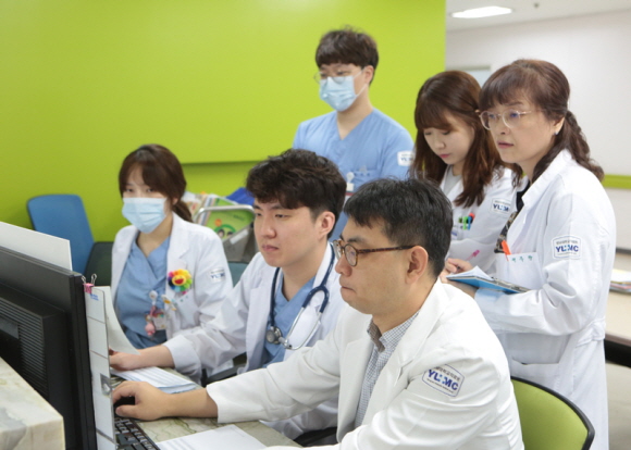 오른쪽에서 첫 번째 천주향 약사. 사진=영남대병원