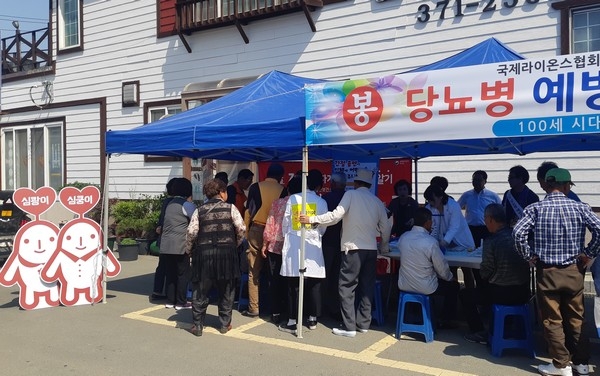 청도군이 지난 24일 청도라이온스클럽과 연계해 당뇨병 예방 캠페인을 펼쳤다.