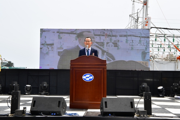 월성원전 노기경 본부장이 25일  2019 경주바다 풍어대축제의 개막식에서 인삿말을 하고 있다.