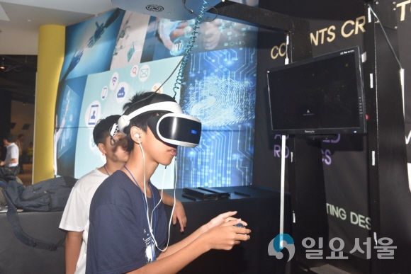 가상현실 교육센터에서 VR체험을 하고 있는 학생. 사진=대구한의대